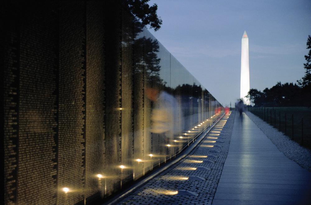 visiting-the-vietnam-veterans-memorial-washington