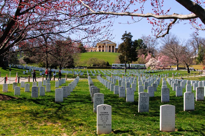 Das Arlington House und die Grabstätten von General Robert E. Lee auf dem Arlington National Cemetery in Virginia