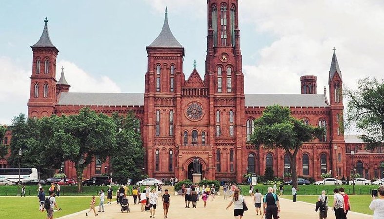 @travelwith_caro - Summer scene at the Smithsonian Castle on the National Mall - The best things to do this summer in Washington, DC @travelwith_caro - Summer scene at the Smithsonian Castle on the National Mall - The best things to do this summer in Washington, DC