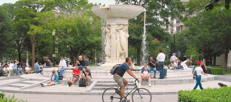 Picnic or people-watch at the Dupont Circle fountain