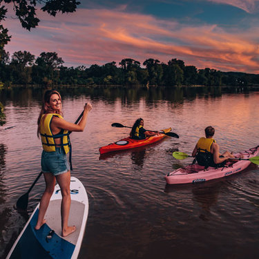 Friends boating on the Anacostia River at sunset - Discover the real Washington, DC Friends boating on the Anacostia River at sunset - Discover the real Washington, DC