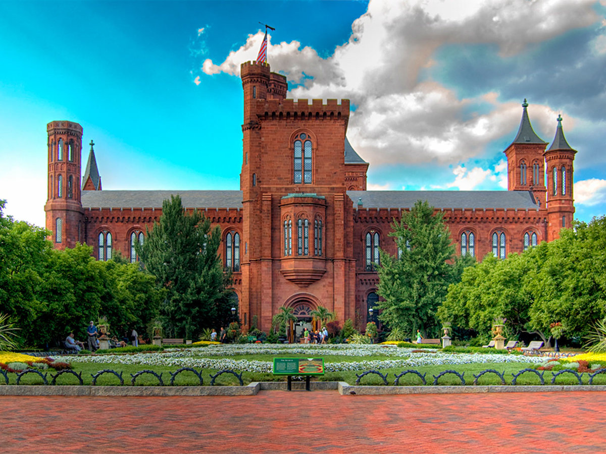 Smithsonian Castle on the National Mall - Washington, DC Smithsonian Castle on the National Mall - Washington, DC
